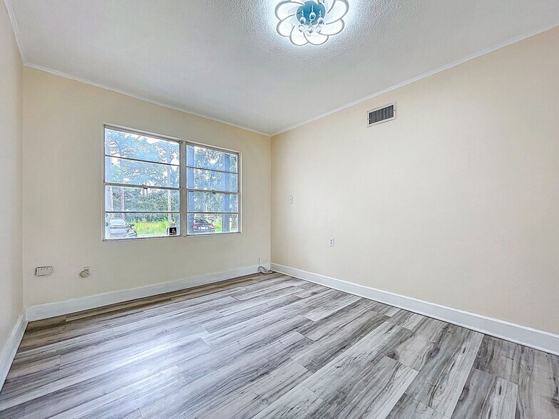 More Photos Of 301 N US Highway 41, Ruskin Office Residential For Lease