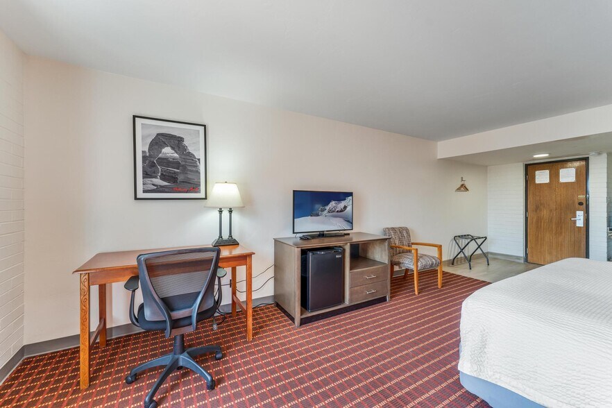 More Photos Of 333 N Main St, Richfield Hotel For Sale