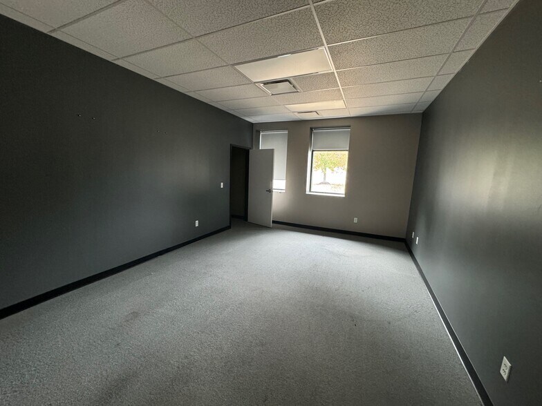 More Photos Of 15415 Pinehurst Dr, Basehor Office For Lease