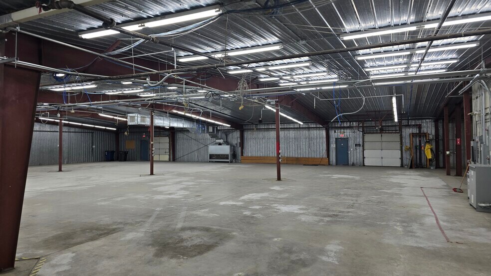 More Photos Of 1930 W 1st St, Blue Earth Manufacturing For Lease