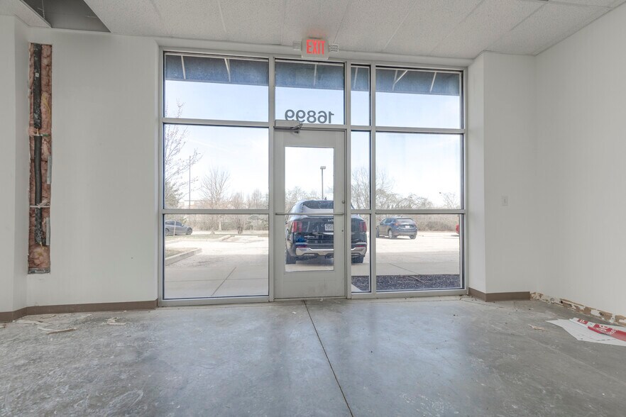 More Photos Of 16889 Chesterfield Airport Rd, Chesterfield General Retail For Lease