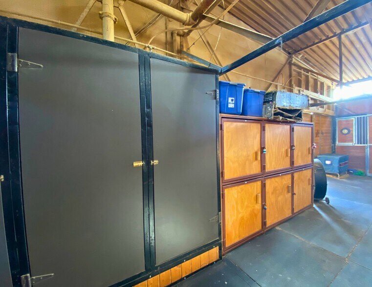 More Photos Of 1830 Riverside Dr, Glendale Horse Stables For Sale