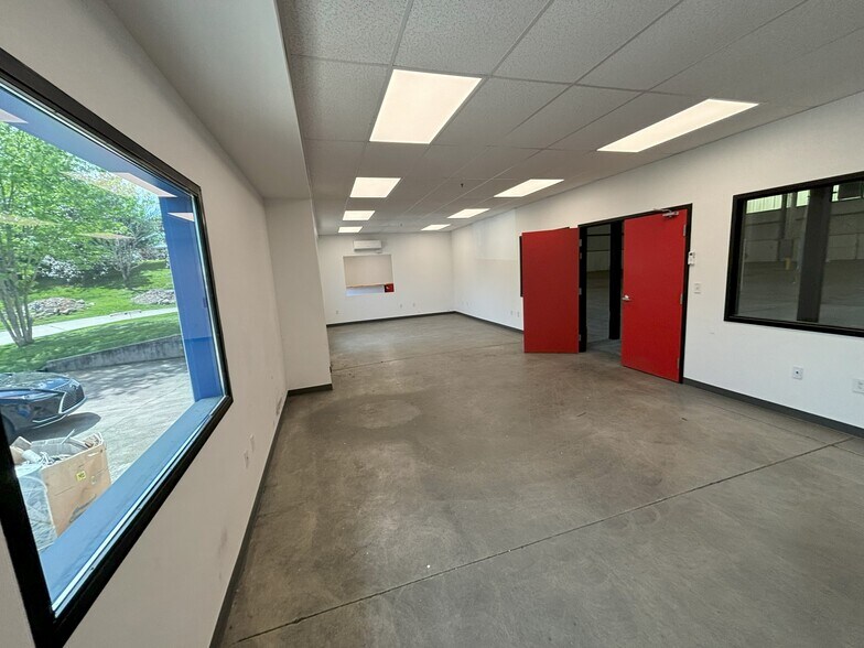 More Photos Of 104 Southeast Pky, Franklin Warehouse For Lease