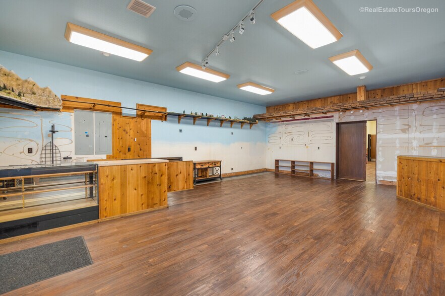 More Photos Of 10791 Oak St NE, Donald Showroom For Sale