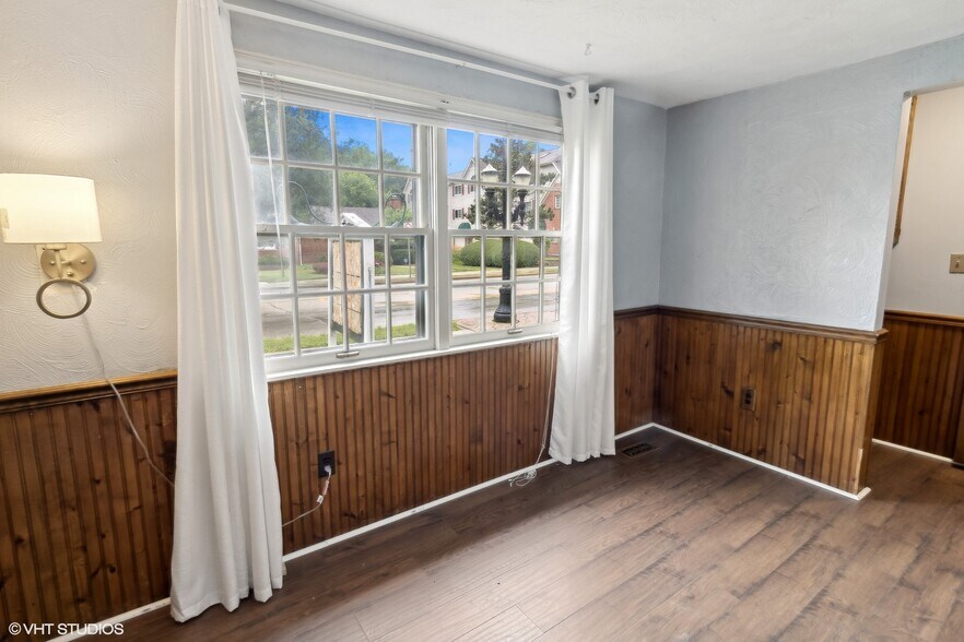 More Photos Of 438 N Hough St, Barrington Office For Sale