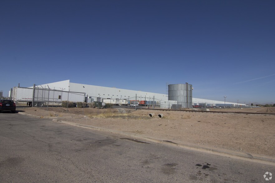 More Photos Of 11751 Alameda Ave, Socorro Distribution For Lease