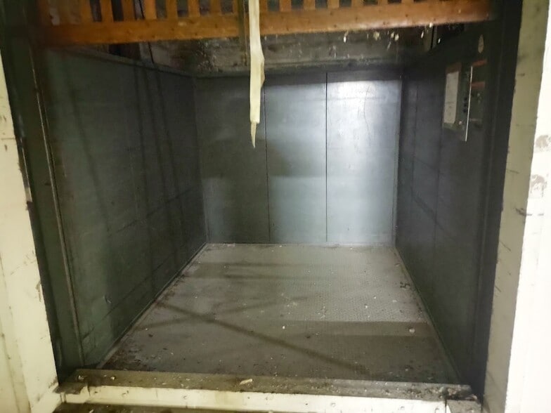 More Photos Of 104 W 10th St, Tracy Freestanding For Lease