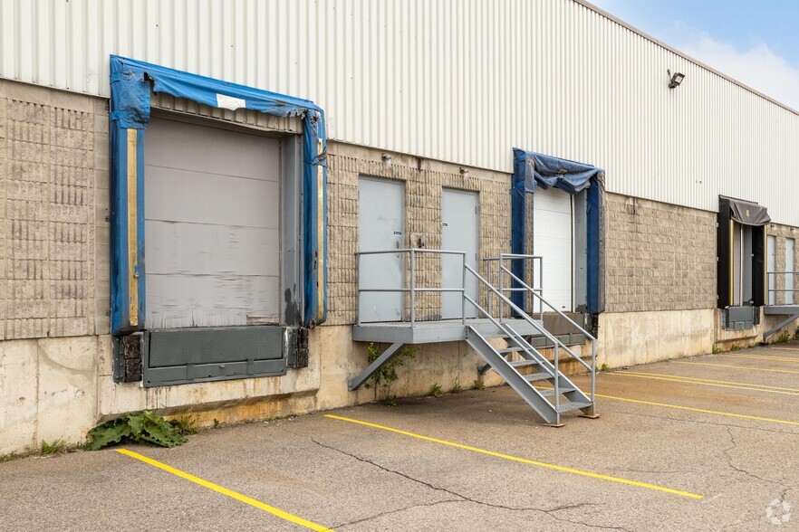 More Photos Of 121-135 Boul Brunswick, Pointe-claire Warehouse For Lease