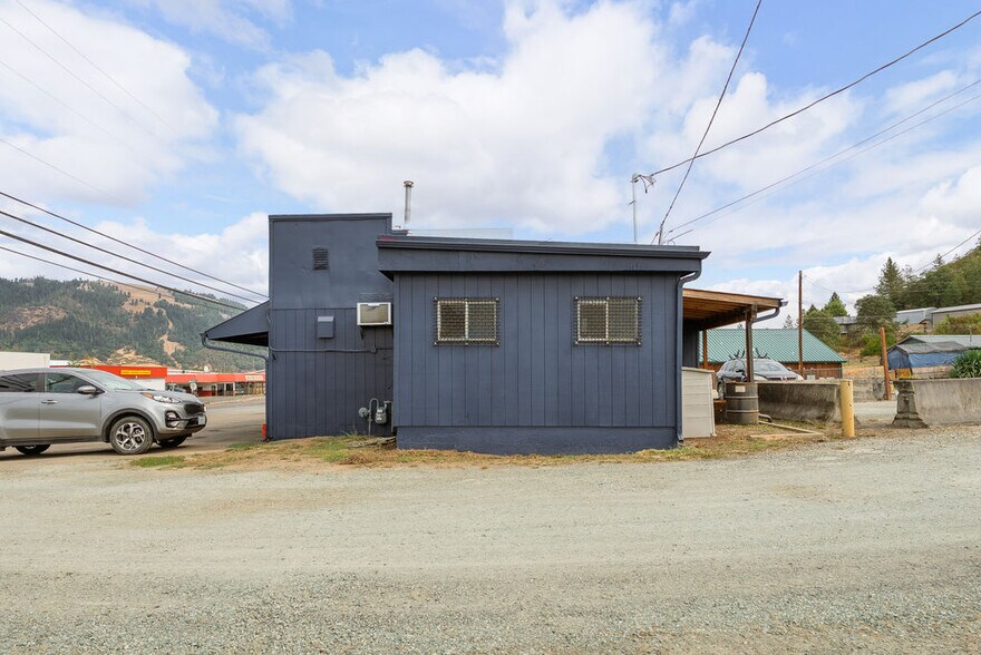 More Photos Of 125 Opresik Ln, Myrtle Creek Bar For Sale