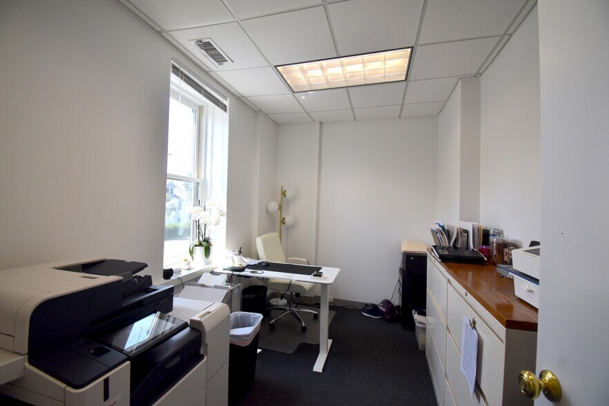 More Photos Of 22 Bayview Ave, Manhasset Office For Sale