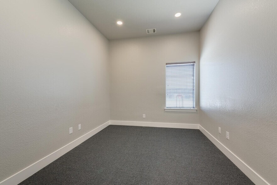 More Photos Of 5849 Park Vista Cir, Keller Showroom For Lease