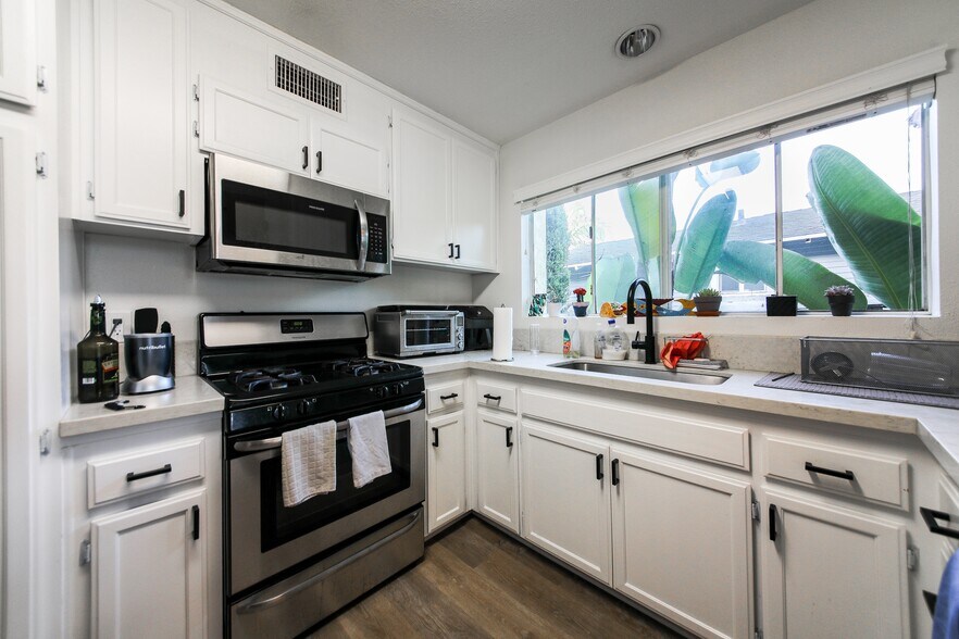 More Photos Of 1943 19th St, Santa Monica Apartments For Sale