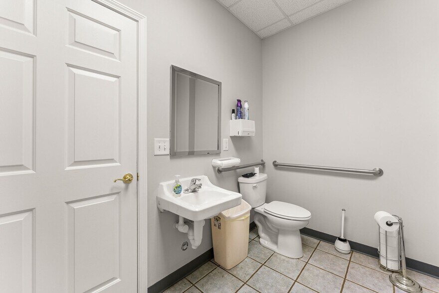 More Photos Of 3917 Old Flowery Branch Rd, Oakwood Flex For Lease