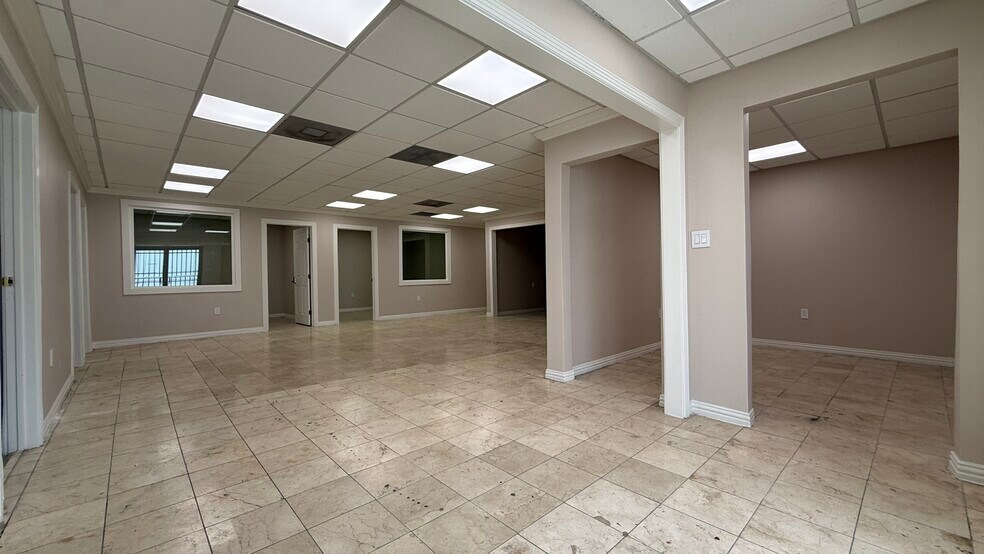 More Photos Of 5901 Schumacher Ln, Houston Office Residential For Lease