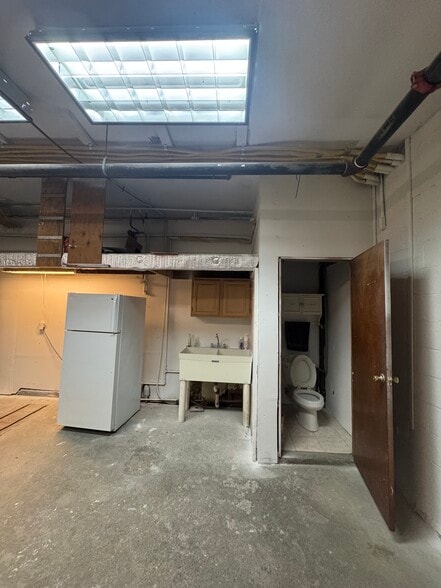 More Photos Of 140 Valley St, Tarrytown Warehouse For Lease