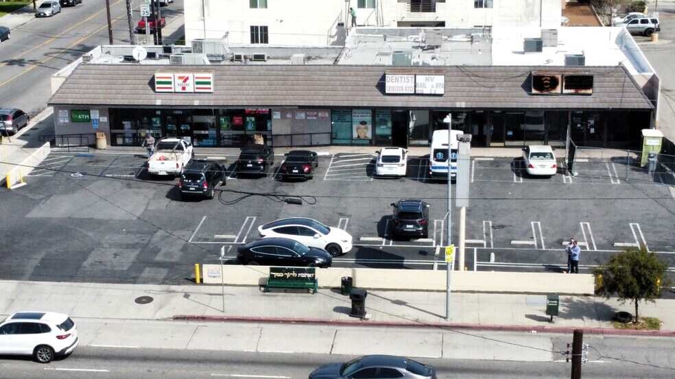 More Photos Of 13245-13253 Victory Blvd, Van Nuys Freestanding For Lease