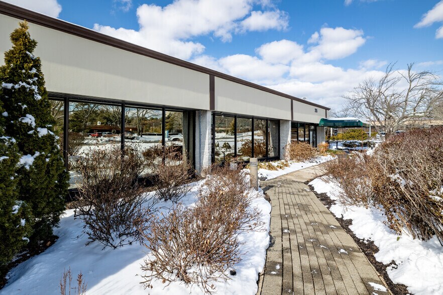 More Photos Of 185-205 Froehlich Farm Blvd, Woodbury Medical For Lease