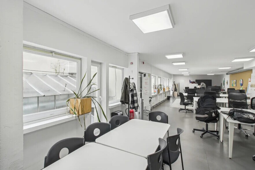 More Photos Of 27 Rue De Citeaux, Paris Office For Sale