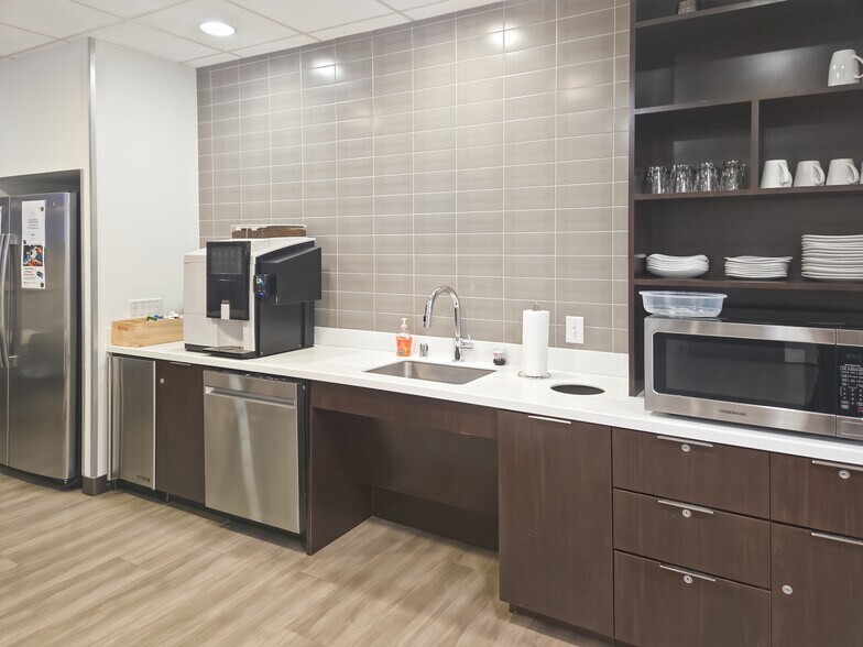 More Photos Of 2000 E Lamar Blvd, Arlington Coworking Space