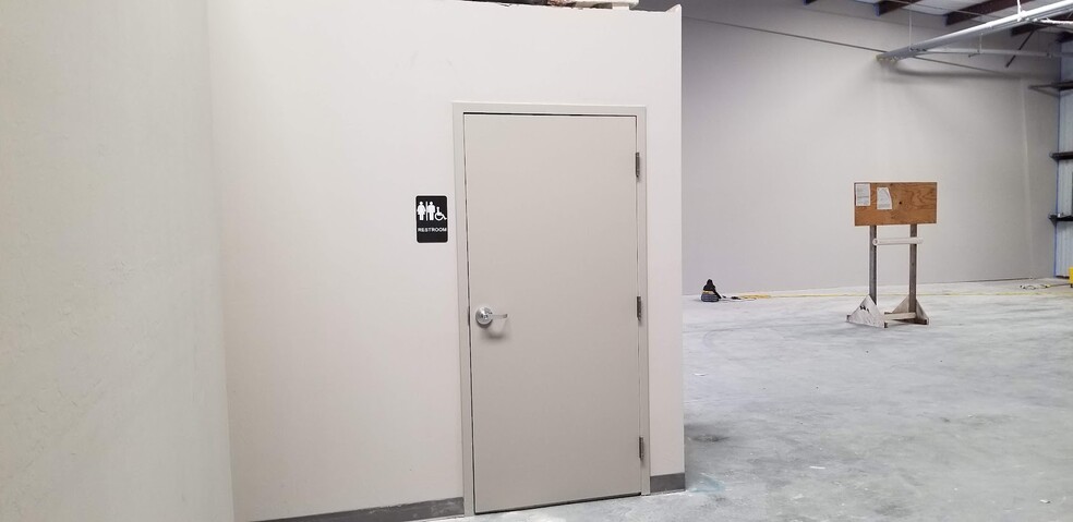 More Photos Of 1681-1687 Benchmark Ave, Fort Myers Warehouse For Lease