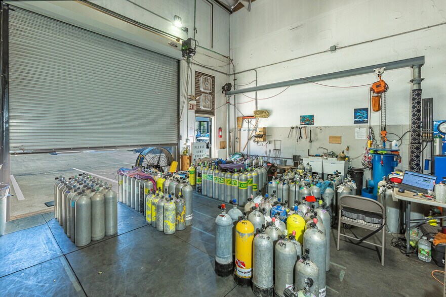 More Photos Of 300 Ohukai Rd, Kihei Showroom For Sale