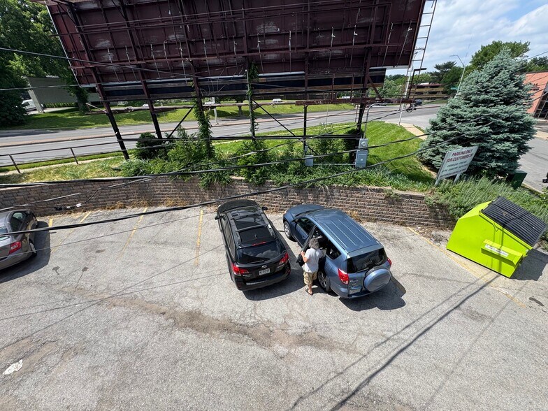 More Photos Of 900 Westport Rd, Kansas City Storefront Retail Office For Lease