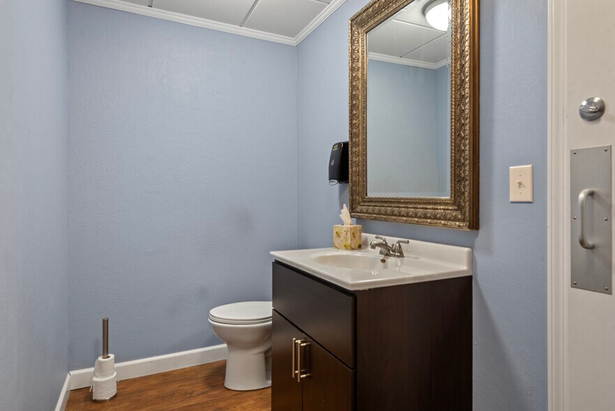 More Photos Of 2445 S 5th St, Springfield Office For Sale