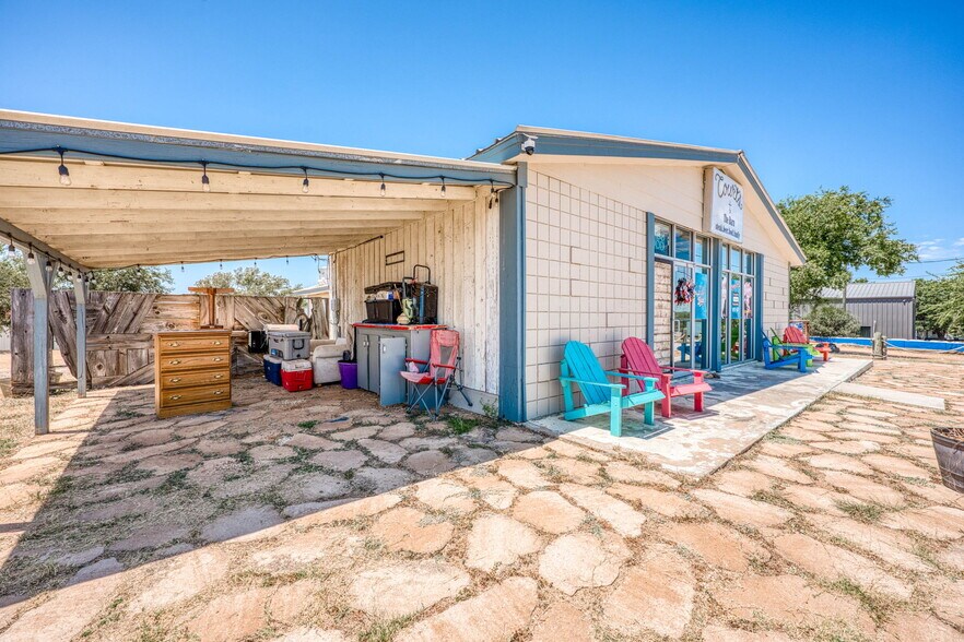 More Photos Of 106 Sunrise Dr, Sunrise Beach Restaurant For Sale