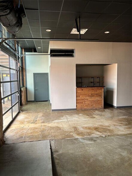 More Photos Of 141 Oak St, Abilene Storefront Retail Office For Lease