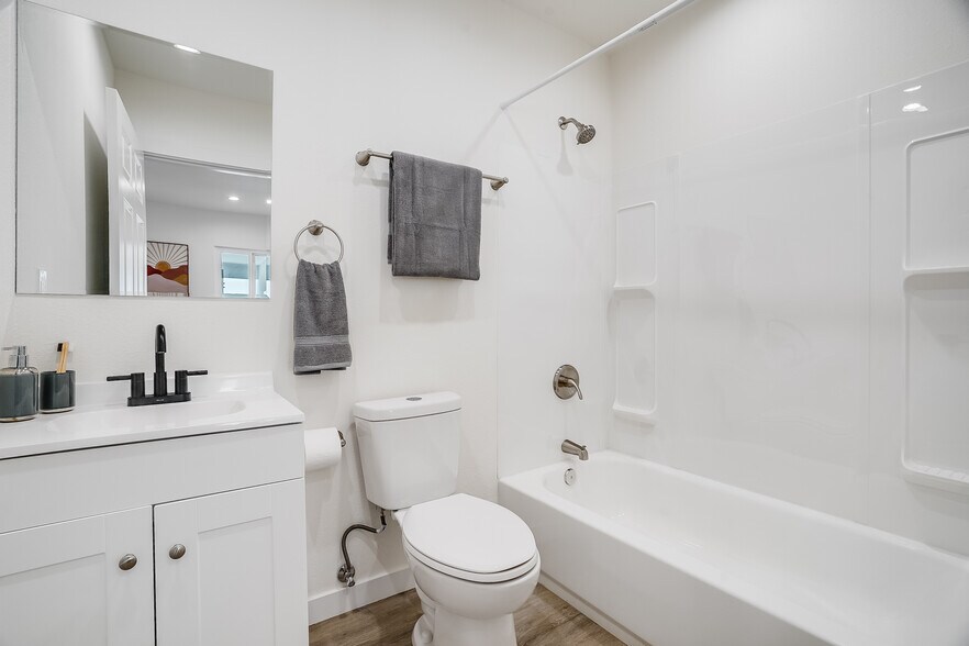 More Photos Of 7008 Encino Ave, Van Nuys Apartments For Sale