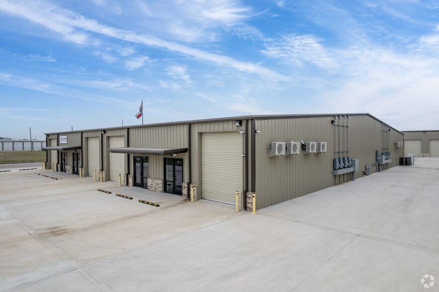 More Photos Of 4303-4307 Chance Ln, Rosharon Warehouse For Lease