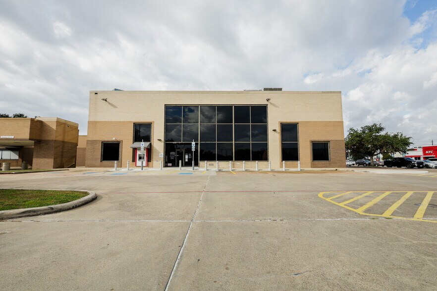 More Photos Of 4000 Garth Rd, Baytown Medical For Sale