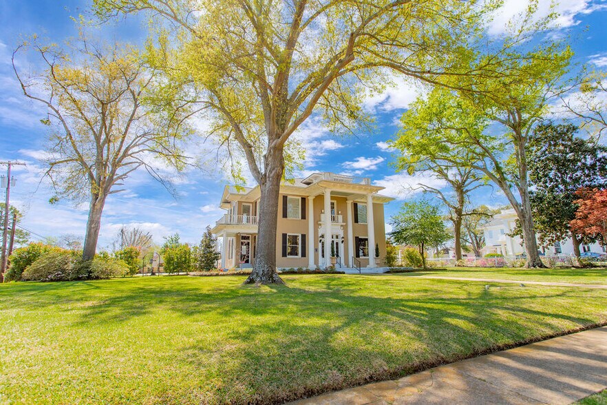 More Photos Of 313 E Charnwood St, Tyler Office For Lease