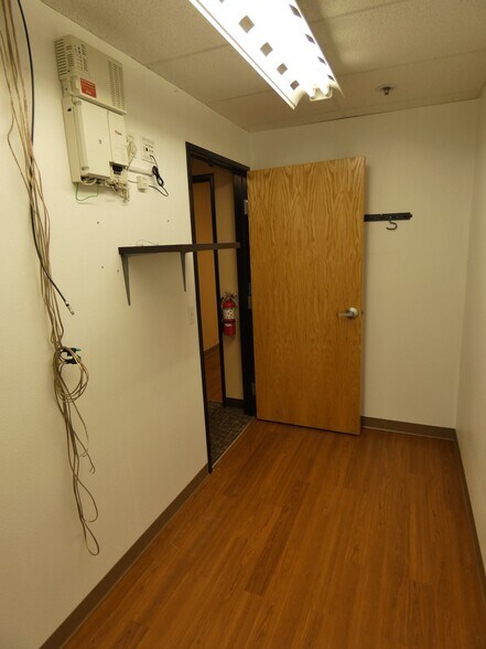 More Photos Of 5293 NE Elam Young Pky, Hillsboro Showroom For Lease