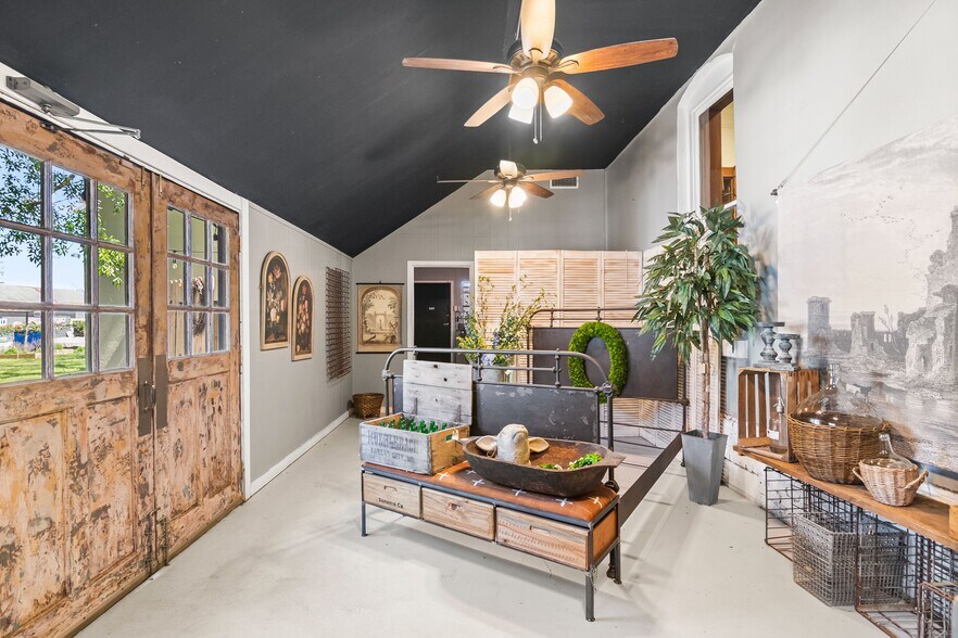 More Photos Of 702 Front St, Comfort Freestanding For Sale