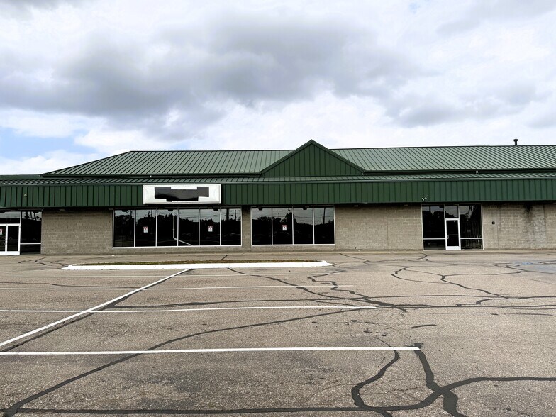 More Photos Of 11811 E 8 Mile Rd, Warren General Retail For Lease