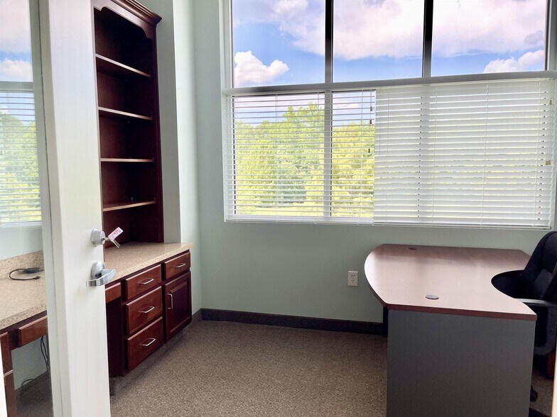 More Photos Of 2315 W Arbors Dr, Charlotte Medical For Lease