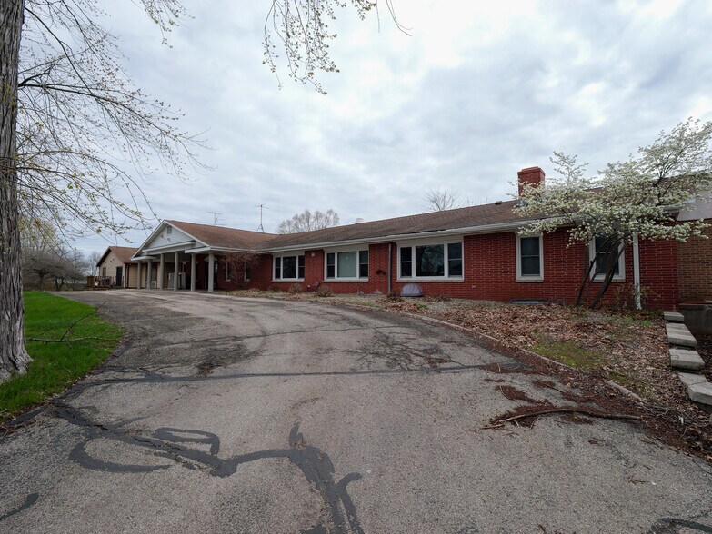 More Photos Of 165 S Chet Krause Dr, Iola Apartments For Sale