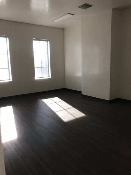 More Photos Of 700 N Main St, Santa Ana Storefront Retail Office For Lease