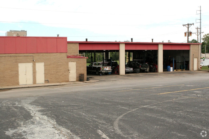 More Photos Of 405-523 E 24 Hwy, Independence General Retail For Sale