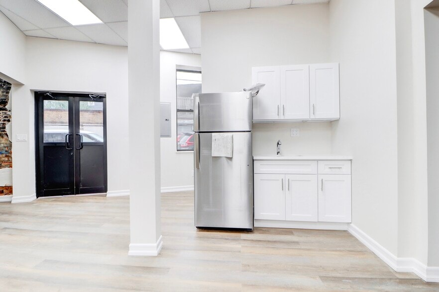 More Photos Of 7416 Cypress Hills St, Glendale Manufacturing For Sale