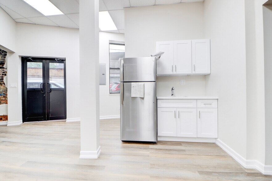 More Photos Of 7416 Cypress Hills St, Glendale Manufacturing For Sale