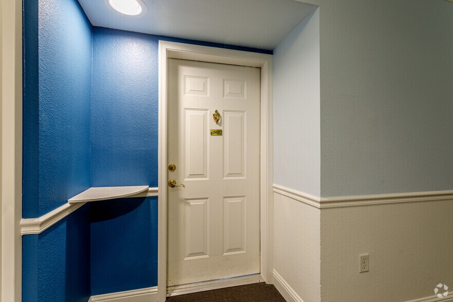 More Photos Of 1027 Washington Ave, Golden Apartments For Lease