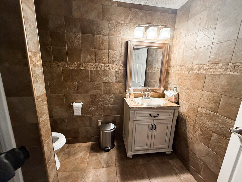 More Photos Of 146 S Lakeview Dr, Gibbsboro Office For Sale