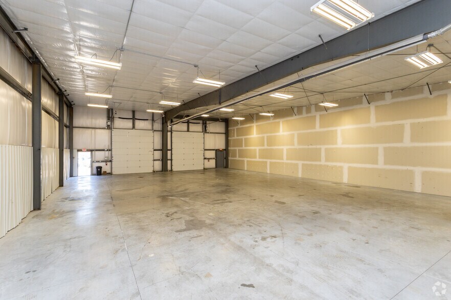 More Photos Of 520 Blue Heron Dr, Lincoln Warehouse For Lease