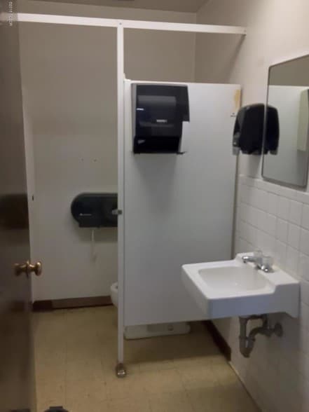 More Photos Of 172 N 2nd St, Granby Warehouse For Sale