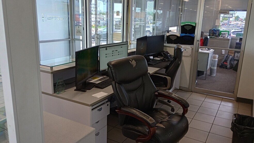 More Photos Of 520 W Kimberly Rd, Davenport Auto Dealership For Lease