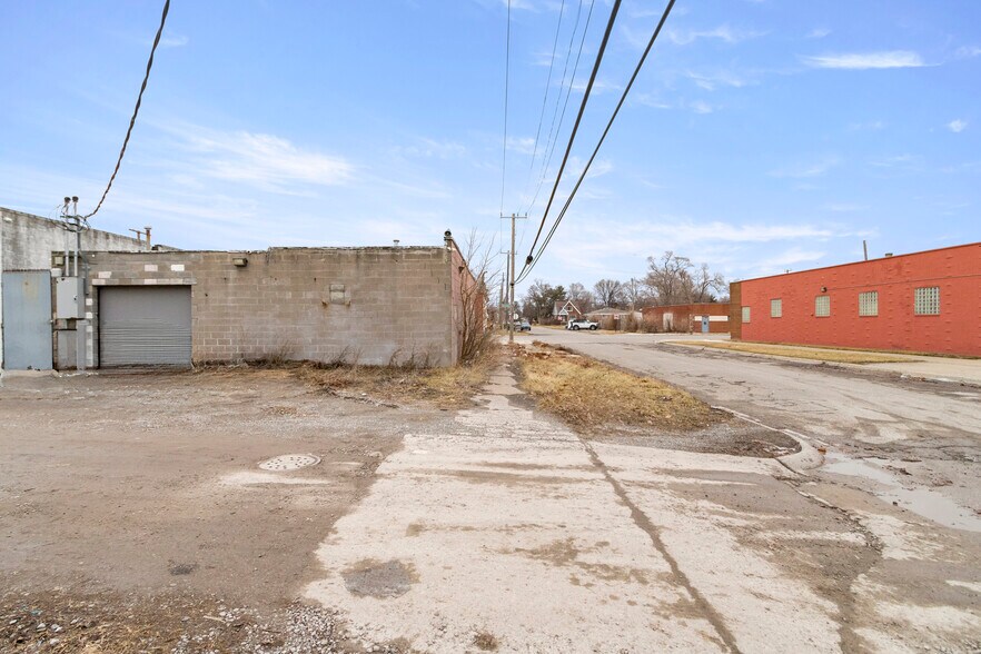 More Photos Of 6870 E Davison St, Hamtramck Industrial For Sale