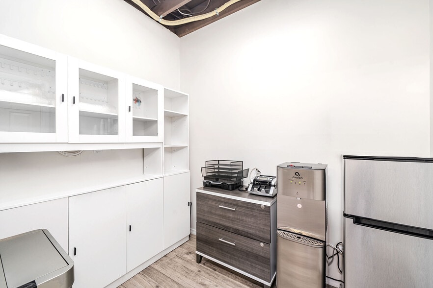 More Photos Of 5716 W Manchester Ave, Los Angeles Office For Sale