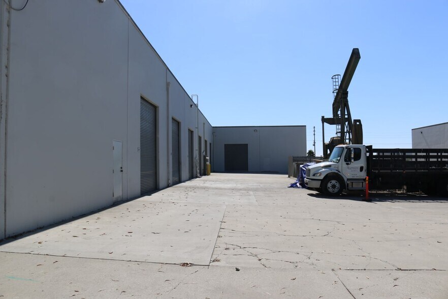 More Photos Of 1329-1399 E 28th St, Signal Hill Warehouse For Sale